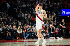 楊瀚森談第一年打NBA感受:快 轉(zhuǎn)換快&節(jié)奏快&要不停地折返跑配圖
