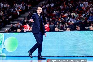 如何評價(jià)本場比賽的判罰?盧偉回答說謝謝大家 然后起身離開配圖