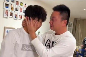 淚崩！拉瑪西亞中國第一人李昊炎回憶踢球歷程時淚崩，相擁而泣配圖