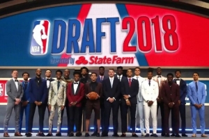 八年之后，我們四個(gè)一起打NBA總決賽配圖