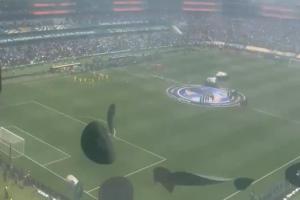壯觀??FIFA在看臺(tái)座椅放置彩色紙帽，還未等開(kāi)球球迷已扔得起勁配圖