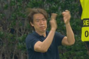 韓國(guó)李鐵？韓國(guó)隊(duì)丟球后，主帥洪明甫鼓掌激勵(lì)球員+吹頭發(fā)配圖