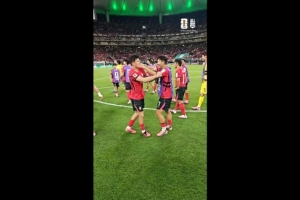 韓國隊賽后慶祝時，金玟哉給孫興慜戴上隊長袖標配圖