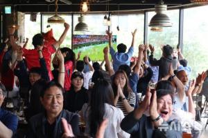 這就是世界杯！韓媒：韓國路上的士司機駐足看球，商場內(nèi)市民慶祝配圖