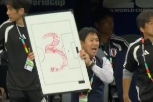 小川航基談森保一戰(zhàn)術(shù)板:只有邊線球員看的到時(shí)間,這是傳遞信息配圖
