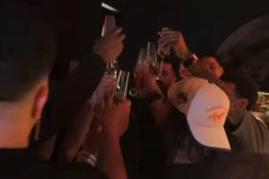 說到大家心坎里了！布倫森舉杯敬酒高呼：法克文班！眾人齊聲附和配圖