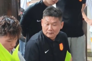 銅梁龍將士在安居古城體驗(yàn)端午民俗，劉建業(yè)包粽子恩加德烏打糍粑配圖