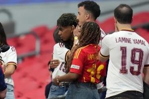暖心??18歲亞馬爾世界杯首秀爆冷平佛得角,21歲女友擁抱安慰配圖